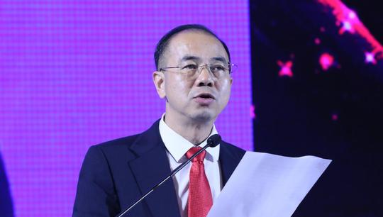 中国传奇富豪：24岁创业失败欠债不敢回家，后靠卖柜子翻身成老板