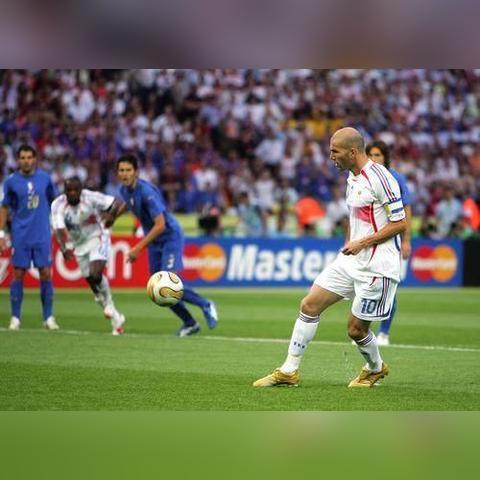 现实中足球怎么长传