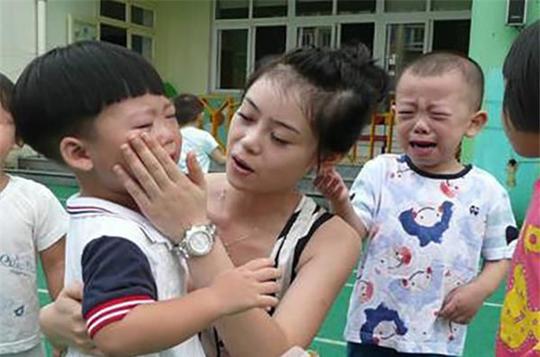格格：幼师给孩子的一个拥抱，湿润了抖音200万人的眼睛！