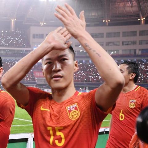 足球中场怎么踢