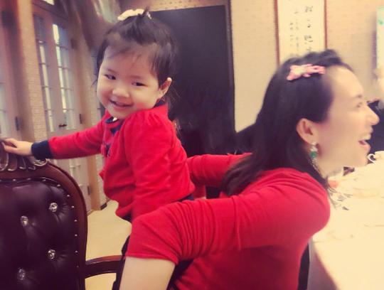 章子怡发文晒女儿骑车视频，网友眼尖发现安全隐患