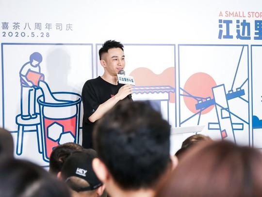 90后专科生27岁入选福布斯，靠卖奶茶市值160亿