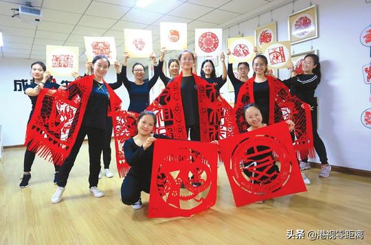 山西师范大学文理学院巧手剪纸喜迎国庆