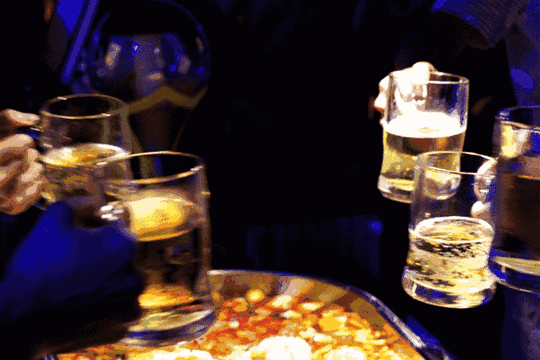 有酒有故事原来这才是他生意火爆的原因……