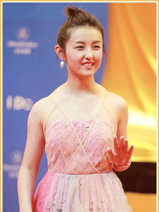 张子枫健身成功，演技与身材并存，国民妹妹蜕变成女神