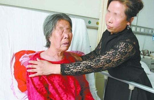 婆婆瘫痪两家都不想养老，她主动要去养老院，转头我和嫂子打破头