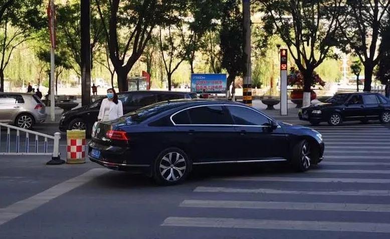 行人信号灯骑电动车是跟行人看红绿灯吗