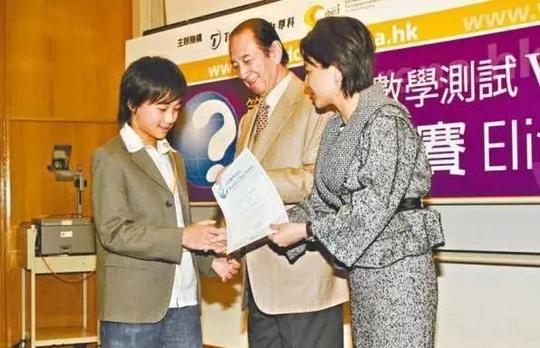 人生开挂的何猷君是怎样炼成的?原来赌王家教是这四个字