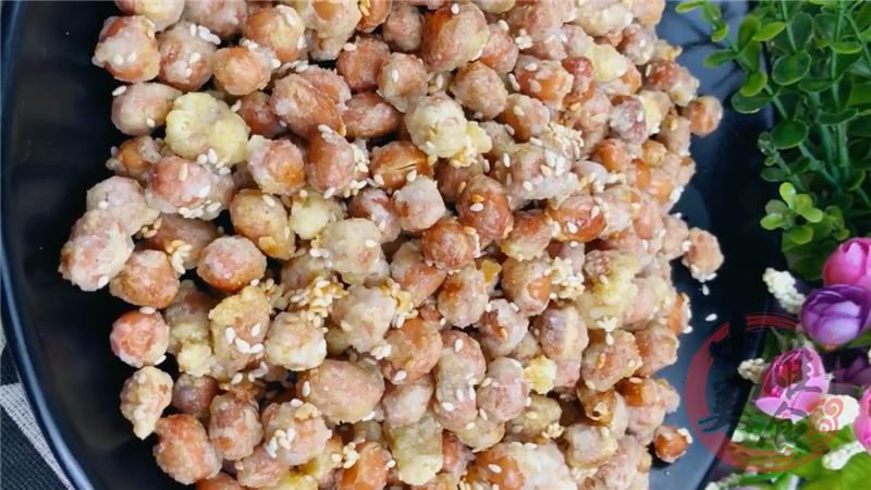 什么美食含花生（服务员会搞一点花生米过来给顾客吃）