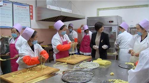 甘肃90后女娃创业，月销售超百万，在人民大会堂受表彰，登上央视