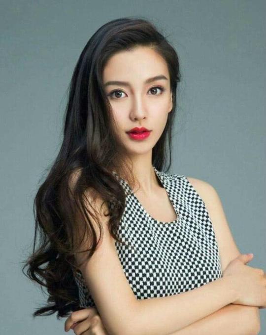 angelababy旗袍秀上抖音热搜，要力破“抠图女王”称号。