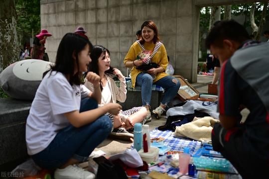 创业夫妻卖衣服，摆地摊引流+微信营销，每月成交额近15万元