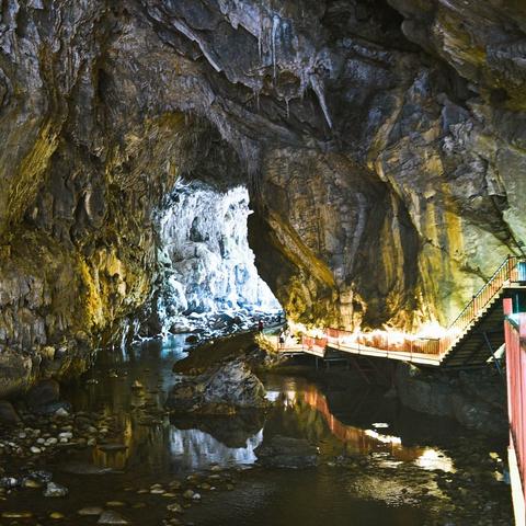 广州市位于什么地貌上方