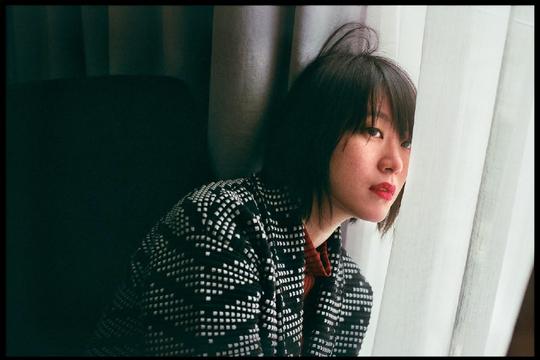 现实中，她常周游列国；而在电影里，她却常饰演社会底层的角色