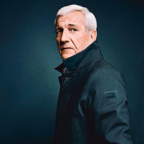 足球怎么绑身上的球