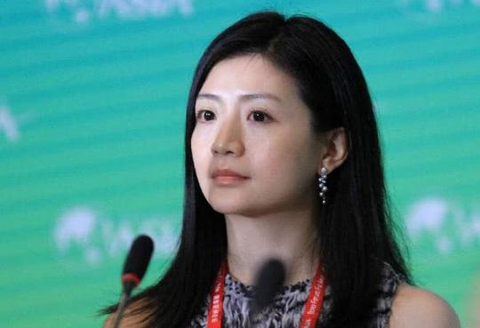 她是身价百亿的女富豪，3年拿下4个学位，连马云的面子都不给！