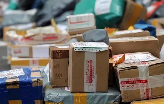 创业城18区驿站啥时能解决取件排队问题？短信通知收件人到驿站取件合规吗？快递可免费投递到家几次？