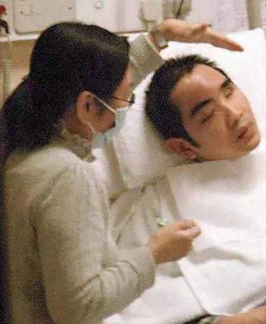 十亿富婆黎姿低调炫富！连相框都是纯银打造，摆满一桌子价格不菲