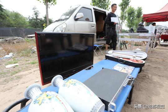 农村集市上的二手电子产品摊生意火爆，最畅销商品却是它