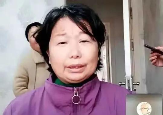 头号杜粉开始挂小黄车，生意清淡愤愤不平，打苦情牌求支持
