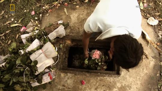 他花了2千块，给自己开了张死亡证明，揭秘印度街头骗术！纪录片