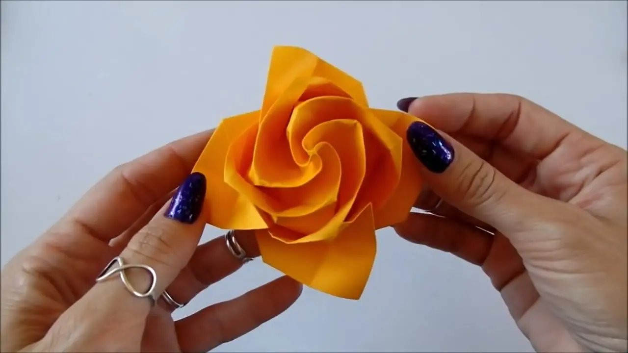 4步简易折纸花玫瑰花