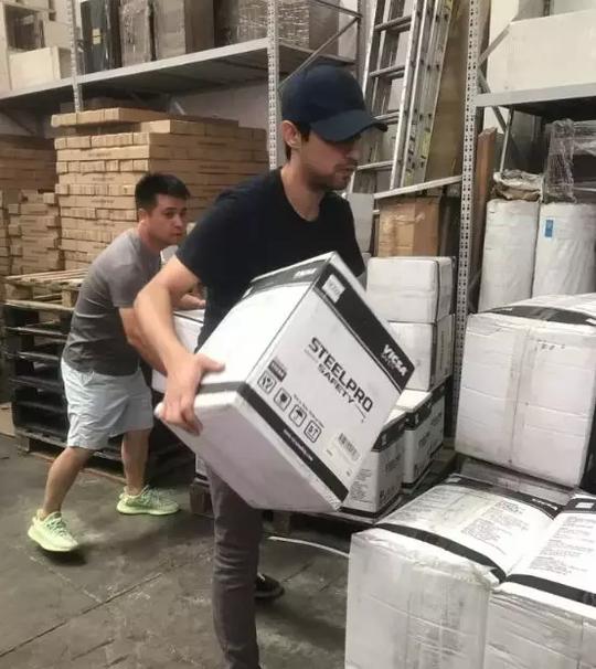求助短信引爆海外华侨圈，买！买！买！“我们要把最急需的n95口罩抢回家乡！”