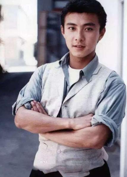为了争一口气，他光头22年，明明可以靠颜值，却用实力了证明自己