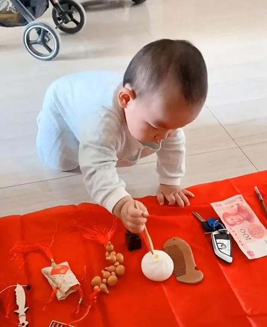 宝宝吃饭时爸爸的这个举动