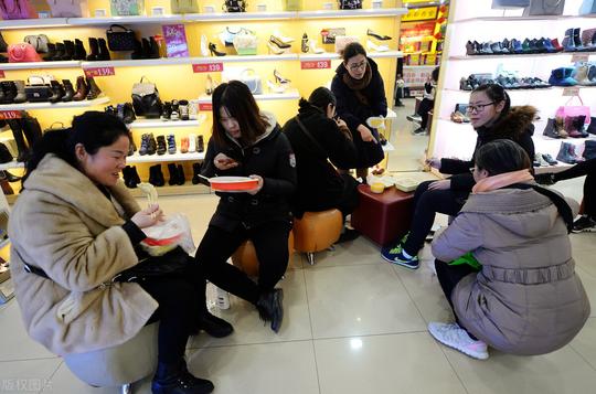 鞋店生意惨淡，老板推出买一送十，反而赚了14万，这回思路对了