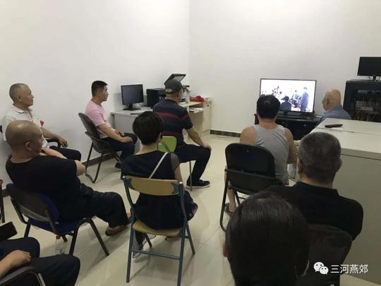 三河燕郊镇组织村街党员干部群众观看电视剧《最美的乡村》