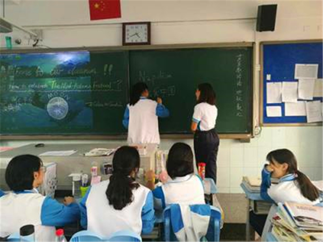 一句话吐槽你们班的学霸