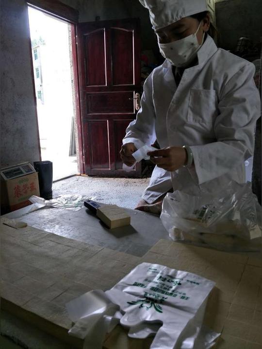 24岁贵州女孩自主创业卖“小豆腐”，每天工作18小时月入万元