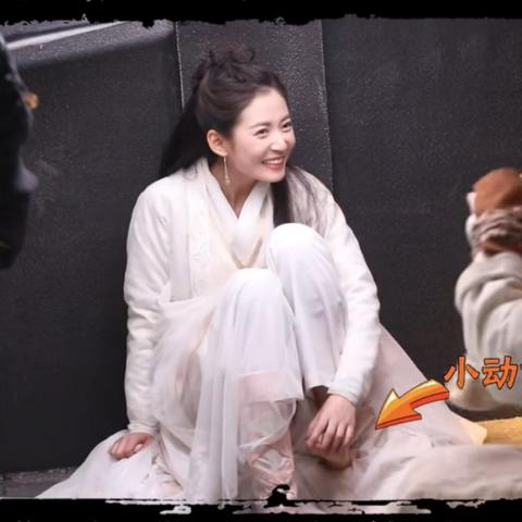 美女挠脚丫.美女挠脚丫？