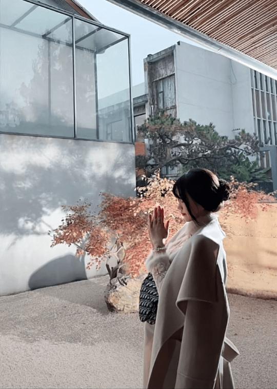 “佛媛”生意：坐禅抄经穿dior，佛门炫富也能火？