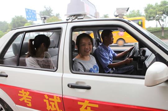 以前驾校教练月入好几万，为何现在收入少了？不仅是灰色收入少了