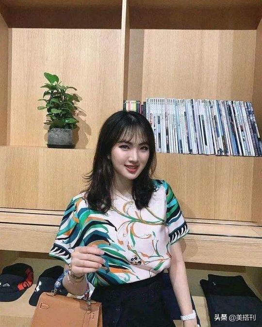 任正非小女儿姚安娜登名媛封面，穿金色长裙稳站c位，气质太好了