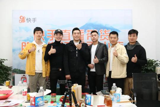 快手官方平台人员来佛直播带货，助力佛坪全面小康