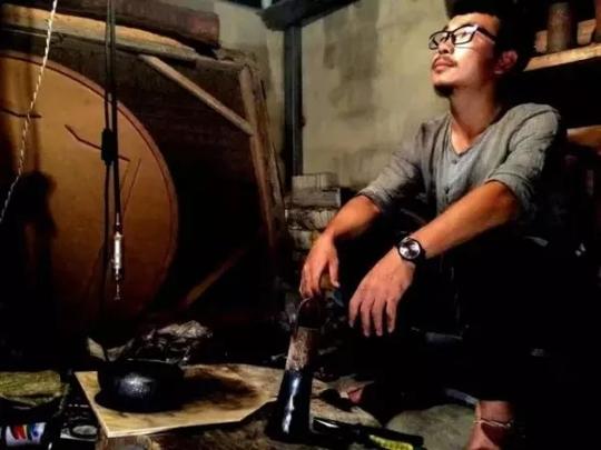 湖北男孩大学毕业，不顾家人反对回农村当铁匠，新零售实现创业梦