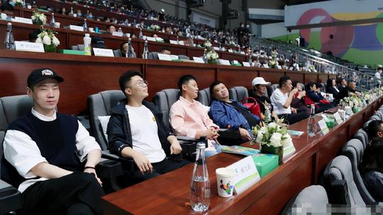 于谦周九良杨九郎等众星青马会合影曝光，网友：德云捧哏联盟