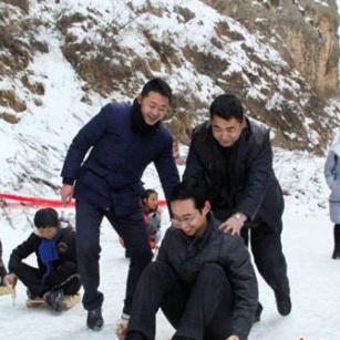 甘肃的人们是怎样做冰雕的？