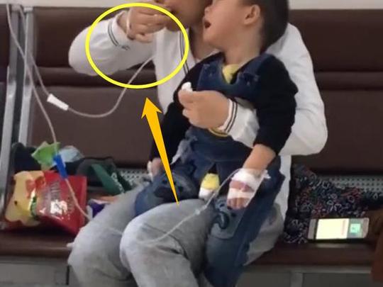 孩子发烧进医院打点滴，宝妈一举动使人感动：女子本弱，为母则刚