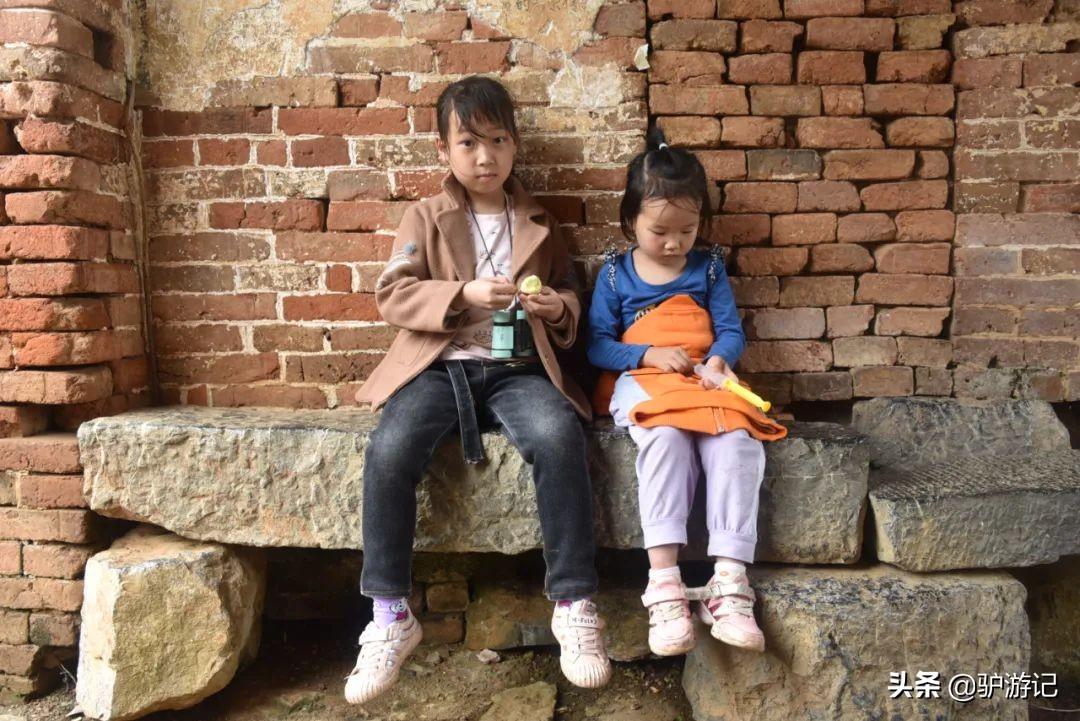 小妹妹送我的郎呀送到了大门东(云南山歌对唱歌词美家)