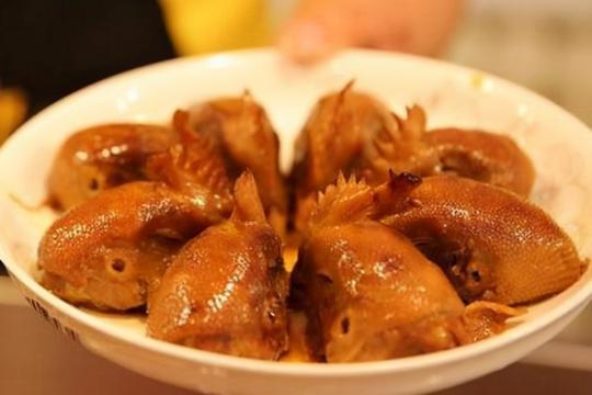 安徽大哥做重口味吃，1天卖100斤，生意好到邻居都来帮忙