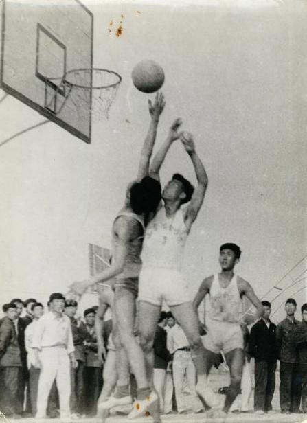 "绝密"老照片揭秘:上个世纪50年代,运动会上都流行些啥？意料之外