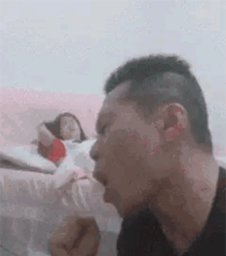 原来是唱歌啊，还以为是噎住了#搞笑图片#