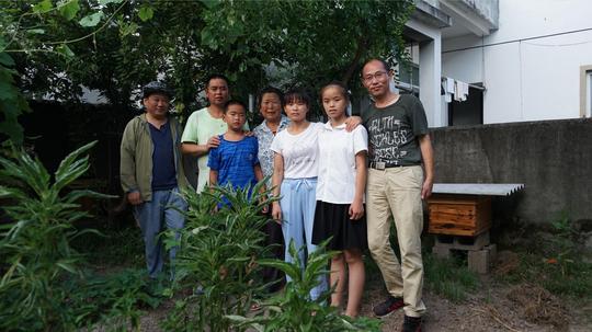 农村大哥为养活一家6口人，拼命打工赚钱创业，却给一件事难住了