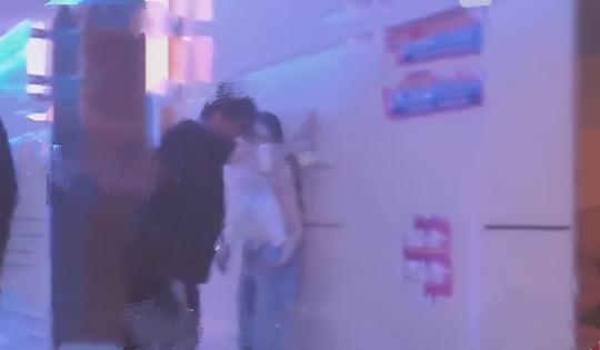 王岳伦再被拍醉酒！脚步踉跄被塞到车里，去年因壁咚美女立誓戒酒