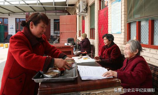 农村半边天办了个敬老院奉献爱心不为赚钱，就是让老人们吃好喝好