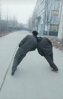 搞笑gif:你确定你是在逗我玩吗？你自己怎么摔倒了